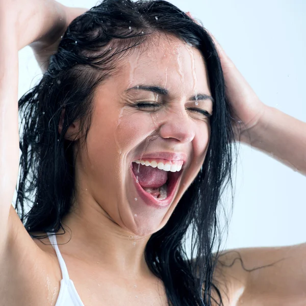 Mujer duchándose con sonrisa feliz y salpicaduras de agua — Foto de Stock