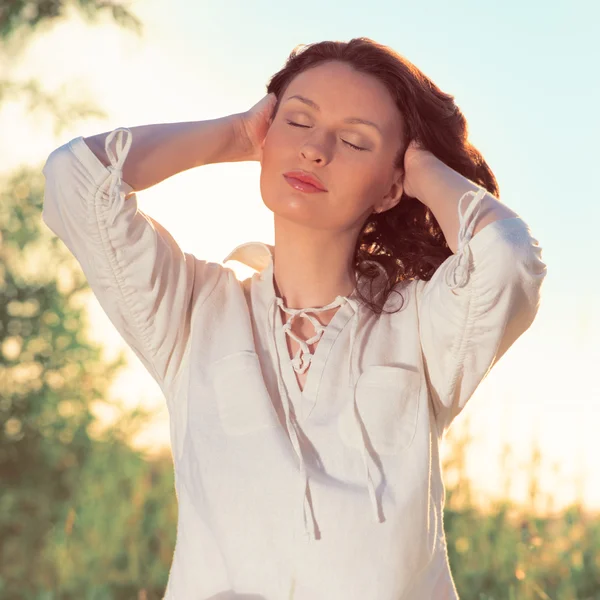 Uitrekkende vrouw doen yoga oefening — Stockfoto