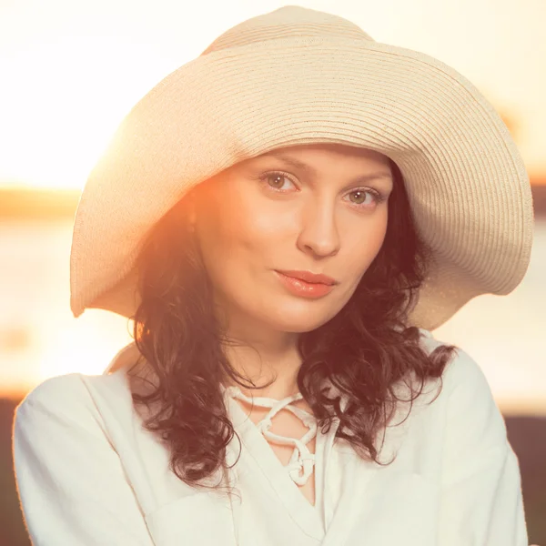 Γυναίκα με ψάθινο καπέλο — Φωτογραφία Αρχείου