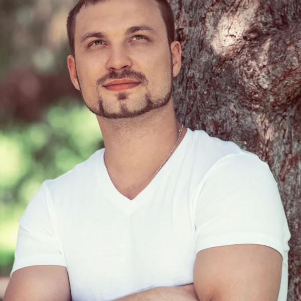 Sorrindo homem bonito ao ar livre — Fotografia de Stock