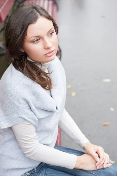 Frau auf Bank — Stockfoto