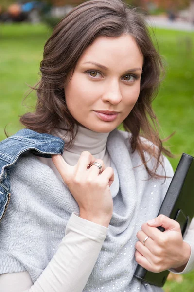 Jeune femme tablette ordinateur — Photo