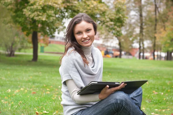 Jovem mulher usando computador tablet — Fotografia de Stock