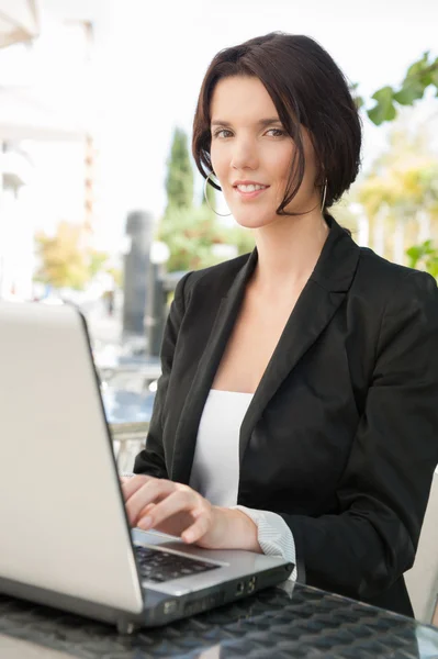 Mujer portátil wifi café al aire libre — Foto de Stock