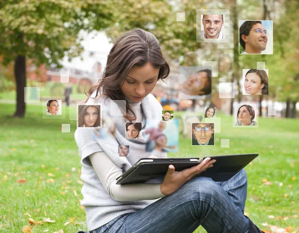 Mulher usando tablet computador mídia social — Fotografia de Stock