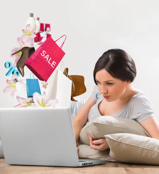 Donna shopping online laptop home — Foto Stock