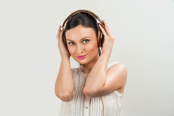 Γυναίκα με ακουστικά που ακούει μουσική. — Φωτογραφία Αρχείου