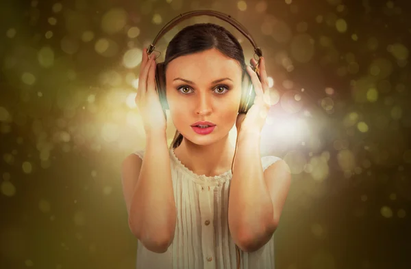 Mujer con auriculares escuchando música. — Foto de Stock