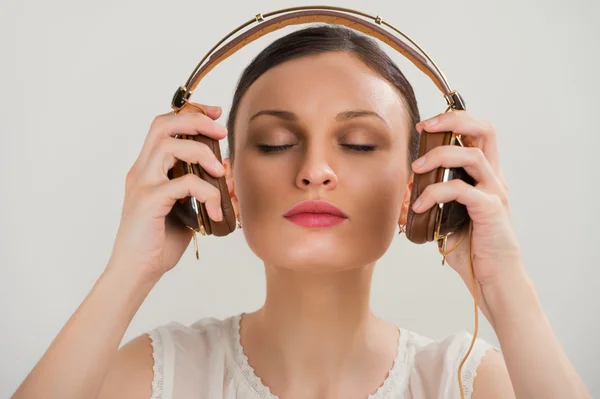 Женщина с наушниками слушает музыку. — стоковое фото