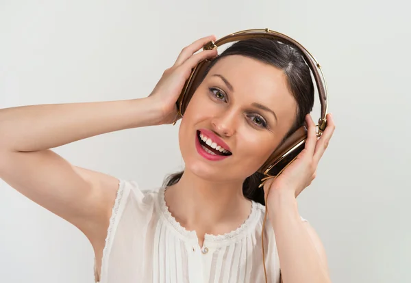 Жінка з навушниками слухає музику . — стокове фото