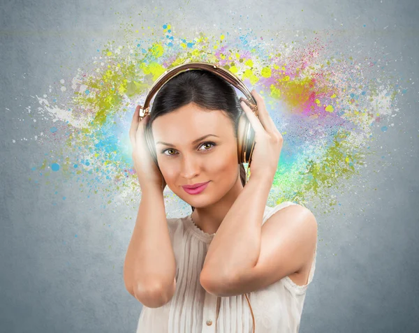 Beautiful girl listening to the music with a pair of headphones — Stock Photo, Image