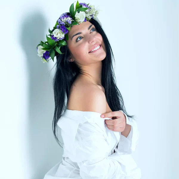 Mulher bonita usando coroa de flores — Fotografia de Stock