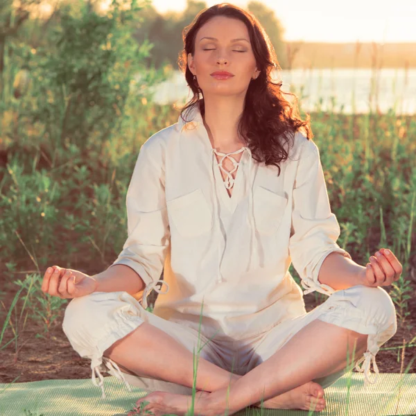 Vacker ung kvinna som gör yoga — Stockfoto