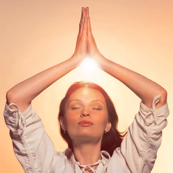 Yoga mot orange himlen — Stockfoto