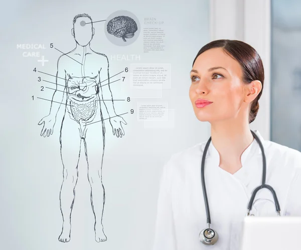 Médico médico trabajando interfaz virtual examinar el cuerpo humano — Foto de Stock