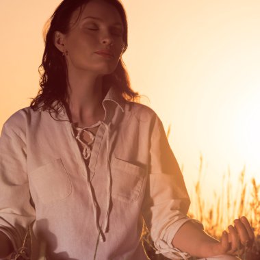 Sunrise karşı siting güzel yoga kadın
