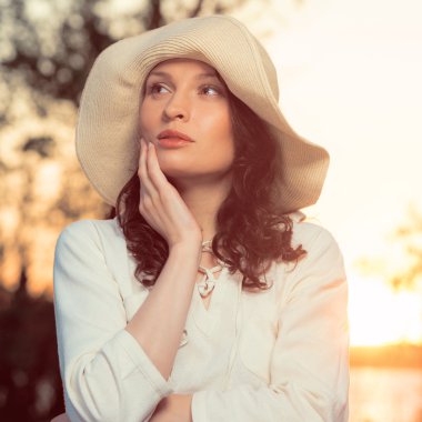 romantik kız sahilde günbatımı sırasında
