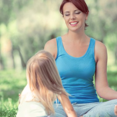 Anne ve kız açık havada egzersiz yaparak