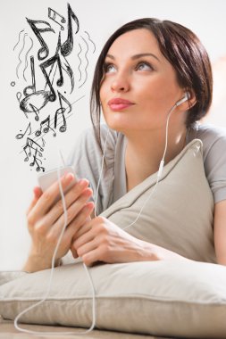 kadın dinleme müzik smartphone 