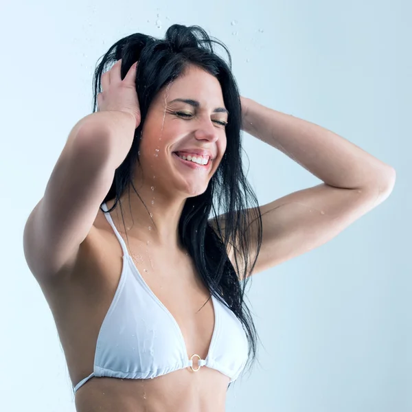 Mulher tomando banho com sorriso feliz e salpicos de água — Fotografia de Stock