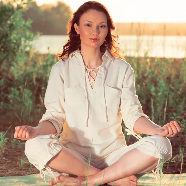 Bella giovane donna che fa yoga — Foto Stock