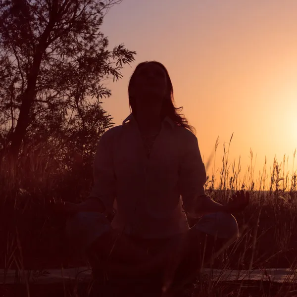 Silhueta de uma bela mulher Yoga — Fotografia de Stock