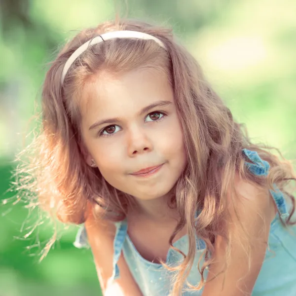 Douce petite fille en plein air — Photo