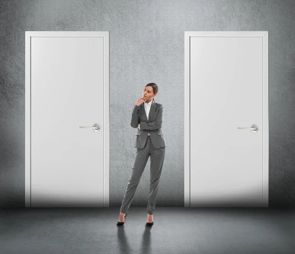 Mujer de negocios eligiendo la puerta correcta — Foto de Stock