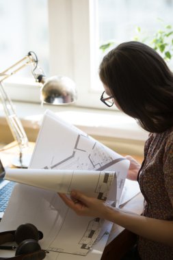 Kadın evde çalışıyor.