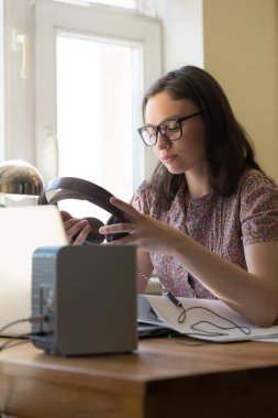 Kadın evde çalışıyor.