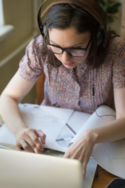 Kadın evde çalışıyor.