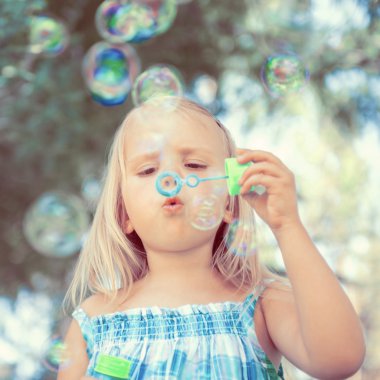 Sabun köpüklü kız
