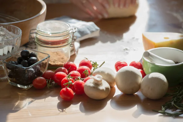 Pizza koken — Stockfoto