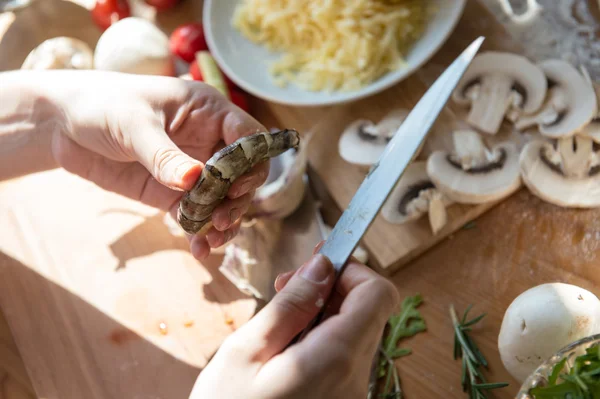 Frau kocht — Stockfoto