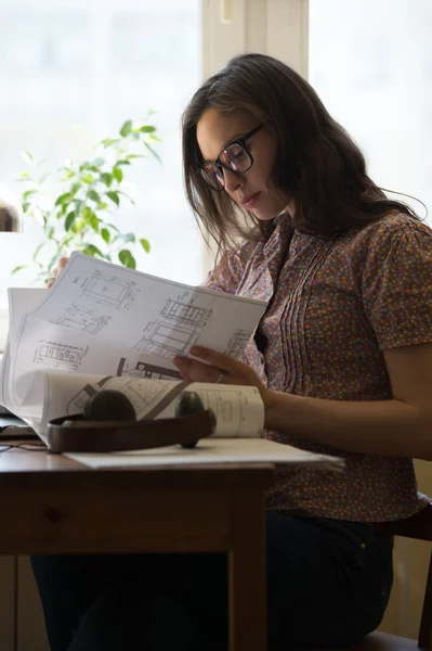 Vrouw werkt thuis — Stockfoto