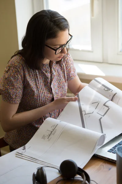 Vrouw werkt thuis — Stockfoto