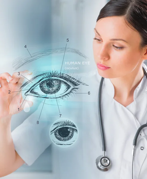 Médico com olho humano — Fotografia de Stock
