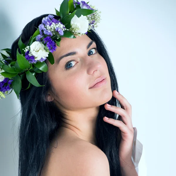 Kvinna med krans av blommor — Stockfoto