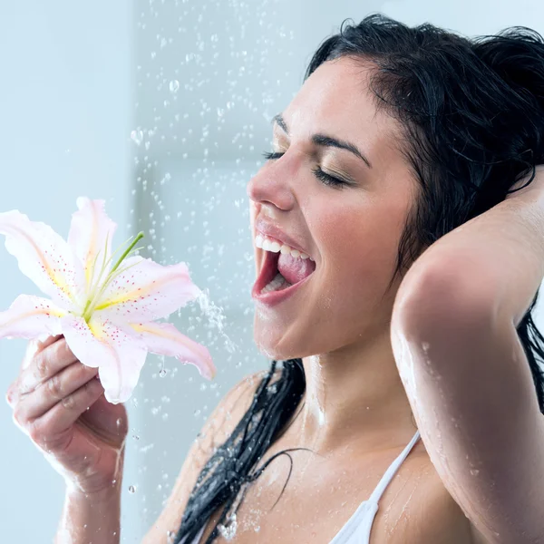 Mulher lavando com flor de lírio — Fotografia de Stock