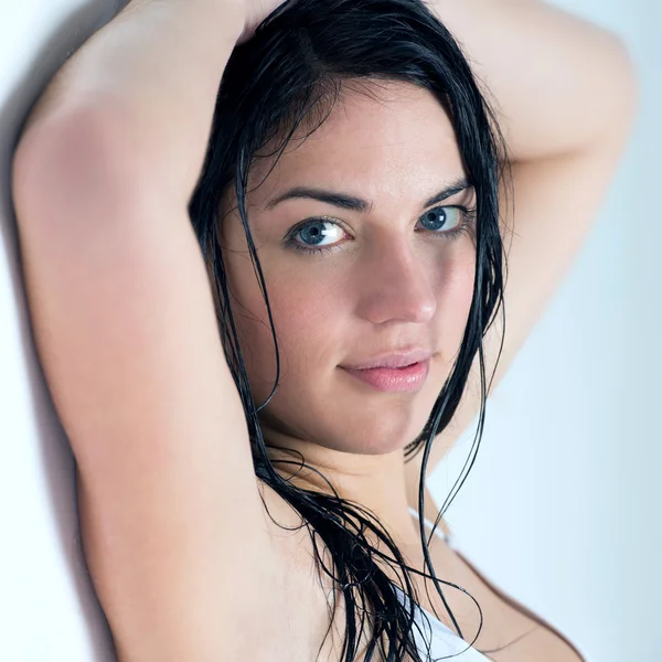 Жінка з мокрим волоссям — стокове фото