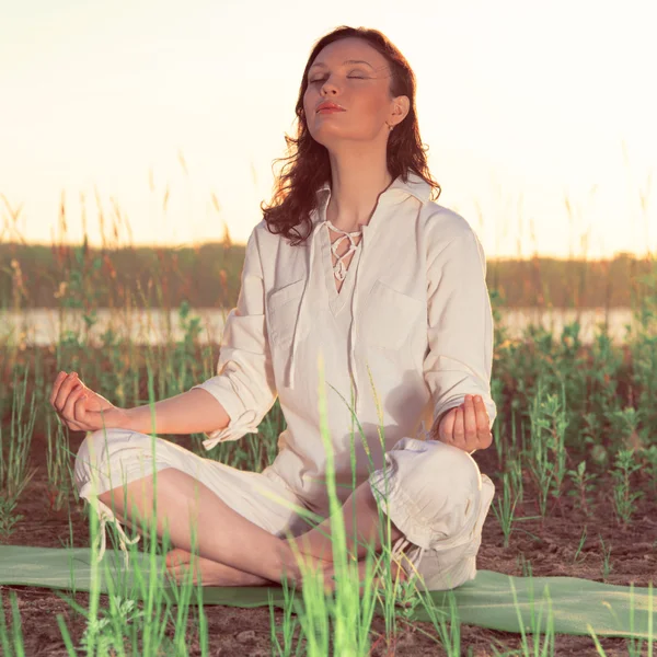 Giovane donna che fa yoga — Foto Stock