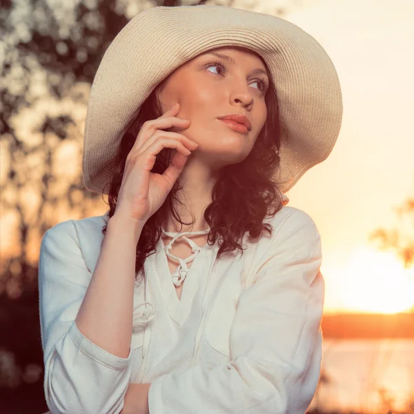 Mooie vrouw in hoed — Stockfoto