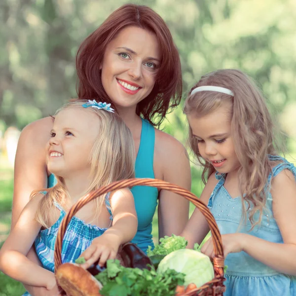 Moeder met twee dochters — Stockfoto