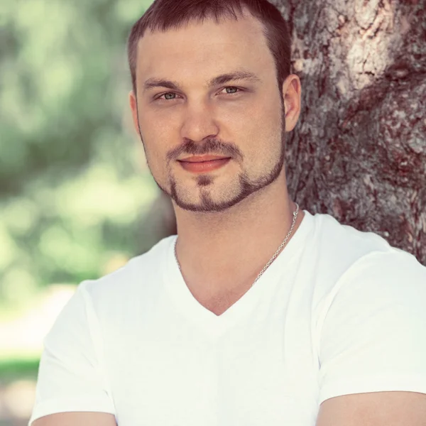 Yakışıklı genç adam.