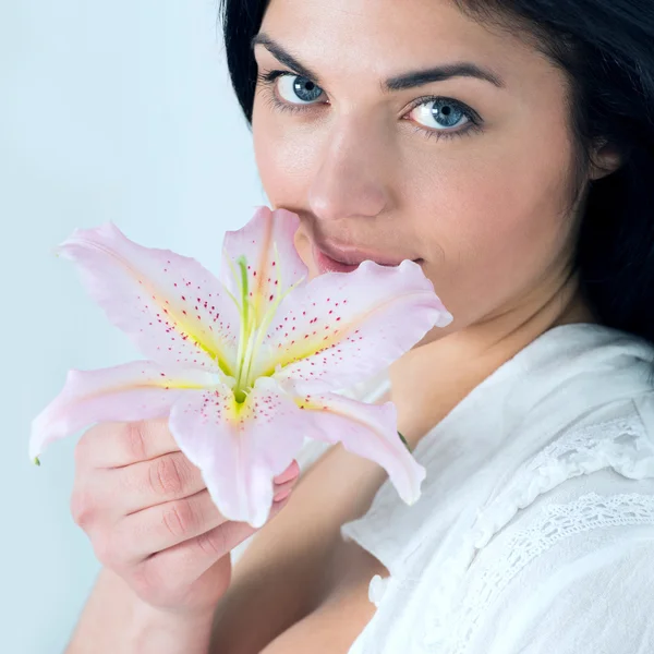 Junge Frau mit Lilienblüte — Stockfoto