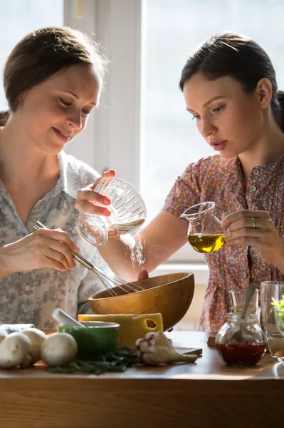 Frauen kochen — Stockfoto