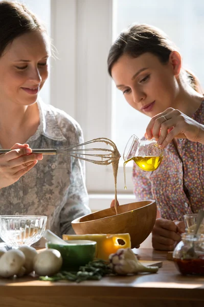 Frauen kochen — Stockfoto