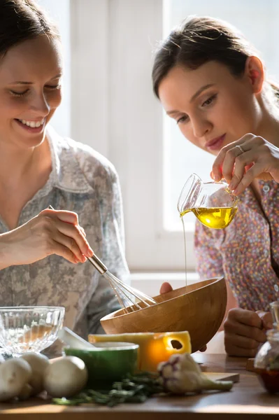 Kvinnor matlagning — Stockfoto