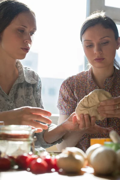 Vrouwen koken — Stockfoto