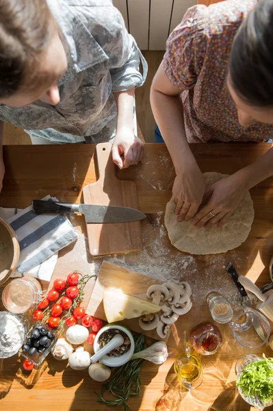 Två kvinnor matlagning — Stockfoto